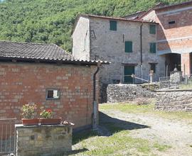 Rustico in sassi in borgo antico a Terenzo