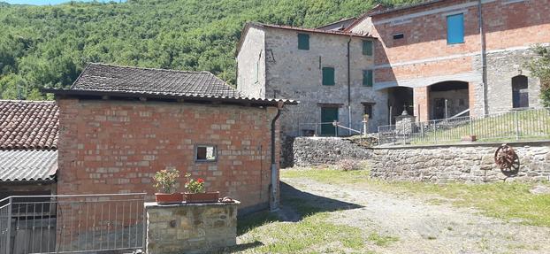 Rustico in sassi in borgo antico a Terenzo