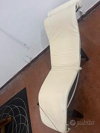 chaise-longue in pelle bianca