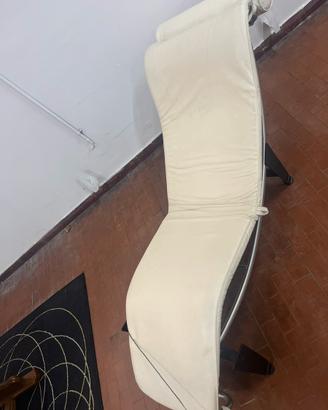 chaise-longue in pelle bianca
