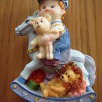 Statuetta soprammobile idea bambino su dondolo