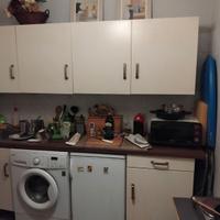 mobile cucina con frigo lavatrice tavolo 4 sedie