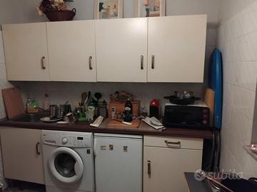 mobile cucina con frigo lavatrice tavolo 4 sedie