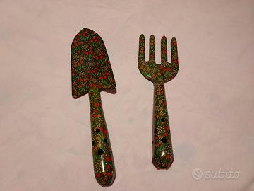 Piccoli attrezzi da giardinaggio decorati e MAI us