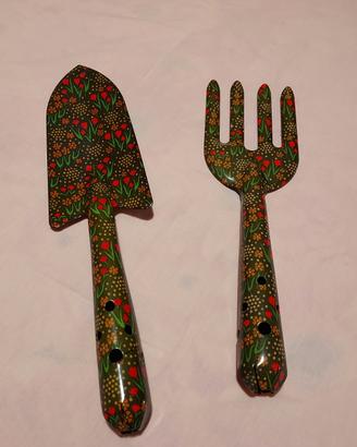 Piccoli attrezzi da giardinaggio decorati e MAI us