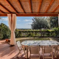 Is Molas Villetta con posto auto e giardino