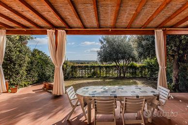 Is Molas Villetta con posto auto e giardino