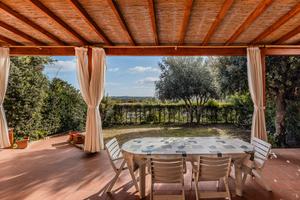 Is Molas Villetta con posto auto e giardino