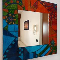 Specchio con bordo a mosaico artigianale 