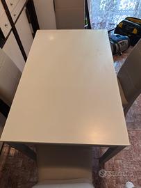 Tavolo con prolunga e 4 sedie