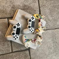 PS4 SLIM + N.2 CONTROLLER + N. 2 COPRI CONTROLLER