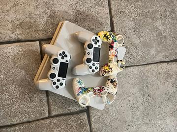 PS4 SLIM + N.2 CONTROLLER + N. 2 COPRI CONTROLLER