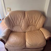 Divano 2 posti in pelle beige con inserti in legno