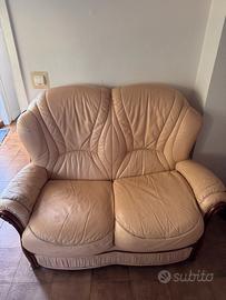 Divano 2 posti in pelle beige con inserti in legno