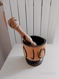 Mortaio in legno con pestello rustico artigianale 