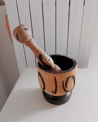 Mortaio in legno con pestello rustico artigianale 