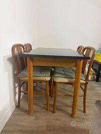 Tavolo da pranzo con 4 sedie