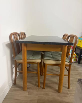 Tavolo da pranzo con 4 sedie