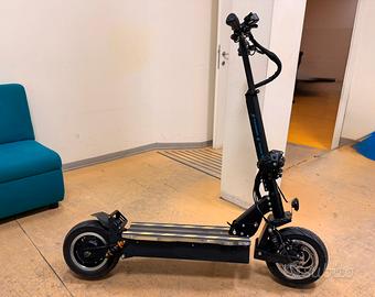 Monopattino doppio motore