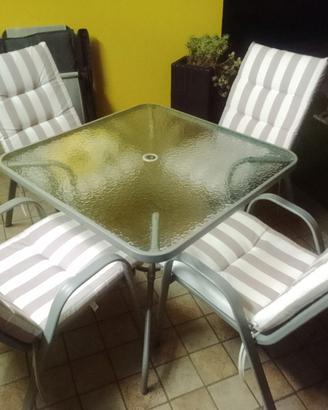 Tavolo con poltrone