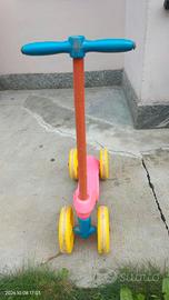 Monopattino giocattolo in plastica a 4 ruote