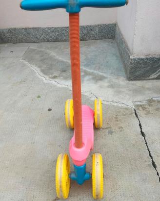 Monopattino giocattolo in plastica a 4 ruote