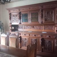 arredo sala in legno scolpito a mano