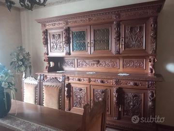 arredo sala in legno scolpito a mano