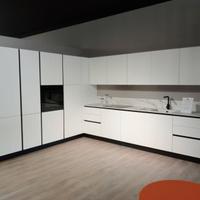 Cucina da show room bianca con gola