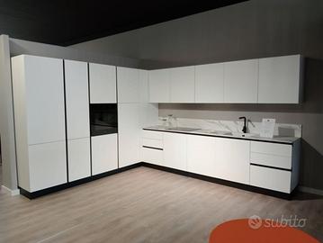Cucina da show room bianca con gola