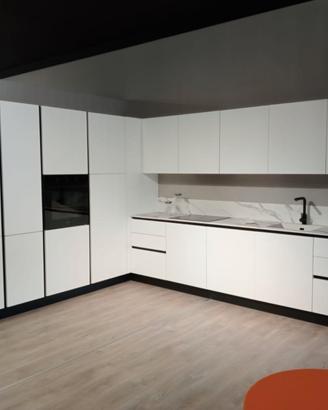 Cucina da show room bianca con gola