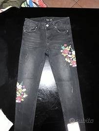 Jeans Zara Trafaluc Neri con Ricamo Floreale - 