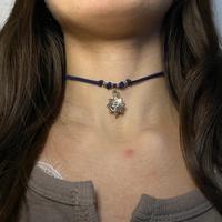 chocker in camoscio blu con sole