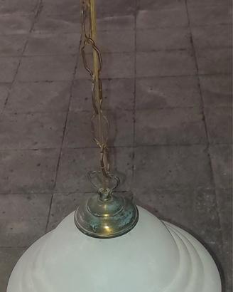 Lampadario antico in vetro bianco e rame 