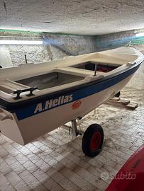 A. Hellas barca senza motore