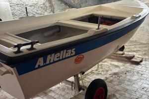 A. Hellas barca senza motore