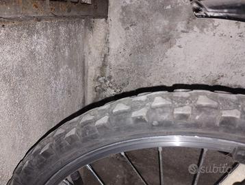 Bici da bambino colore blu e bianco .