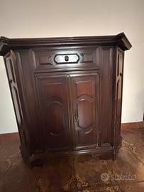 Mobile base credenza