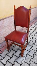 Tavolo da sala con sedie.