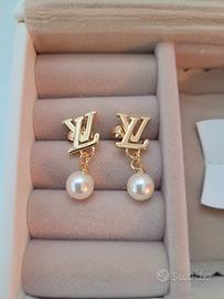 Orecchini Ispirati con Logo LV