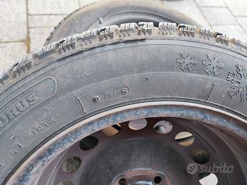 4 gomme invernali  185/60 R15 su cerchi (6000km)