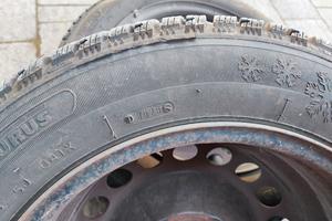 4 gomme invernali  185/60 R15 su cerchi (6000km)