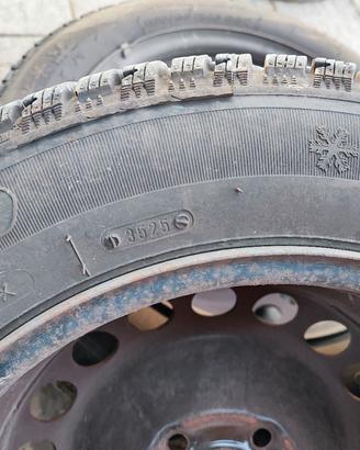 4 gomme invernali  185/60 R15 su cerchi (6000km)