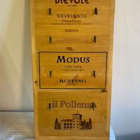 Portachiavi in legno realizzato con cassette vini