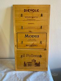 Portachiavi in legno realizzato con cassette vini