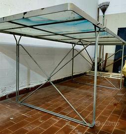 Tavolo industriale in acciaio con ripiano in vetro