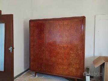 Armadio vintage con tre ante e comoda cassettiera