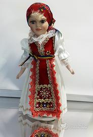 Bambola in costume della Romania