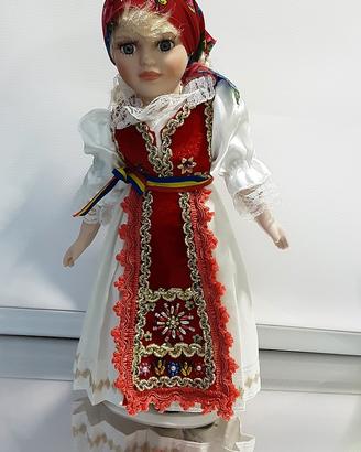 Bambola in costume della Romania