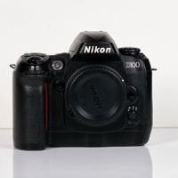 Nikon D100 Digital SLR Camera solo corpo